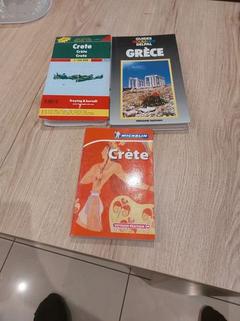 Lot de 2 livres et une carte de la Grèce et crête en très bon état