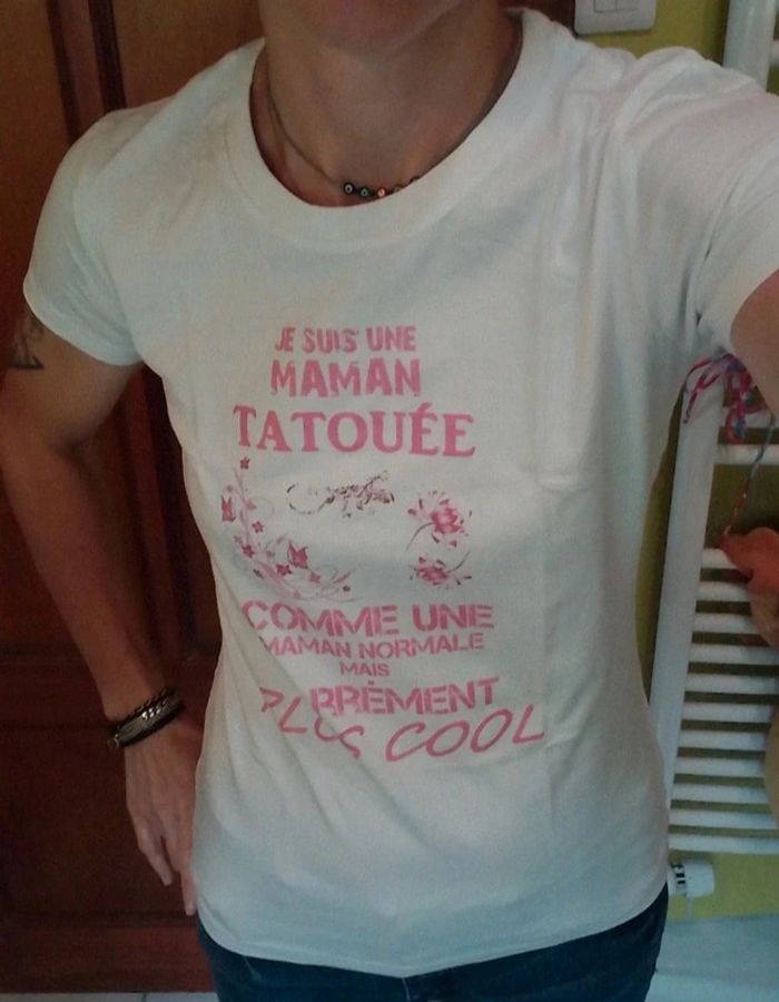 T-shirt femme blanc "je suis une maman tatouée" - photo numéro 2