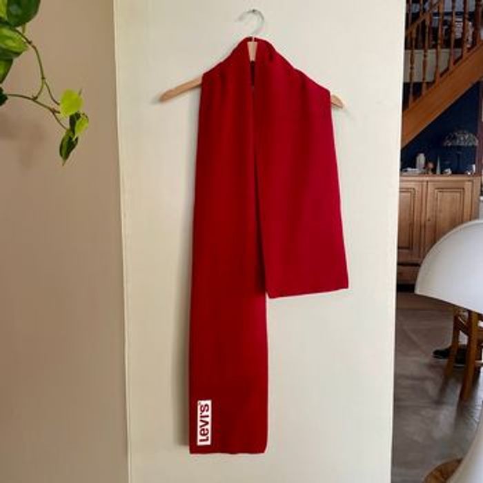 Écharpe Levi’s rouge vif unisexe en maille côtelée Logo brodé 100% acrylique Made in Italy V068
