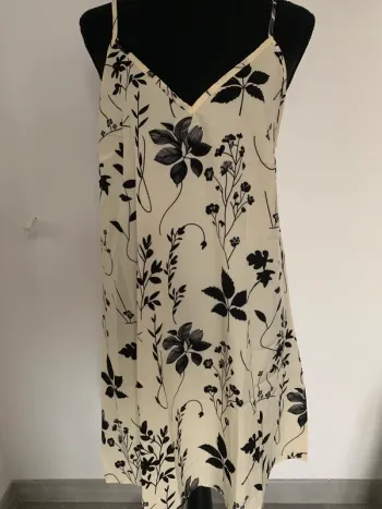 Superbe robe courte écru et noir à fleurs taille L 