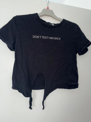 T-shirt Noir H&M Divided "don’t text him back" avec Détail Fendu - Taille M
