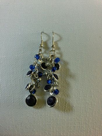Boucles d'oreilles avec pierres teintes bleu clair, bleu foncé et transparent