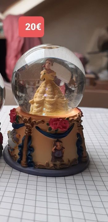 Snowglobe disney disneyland belle