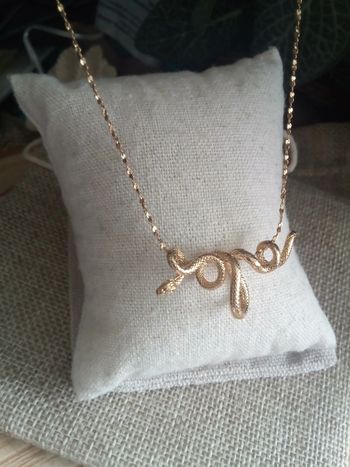 Collier pendentif serpent enroulé