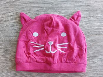 Bonnet bébé Langue au chat rose fuchsia