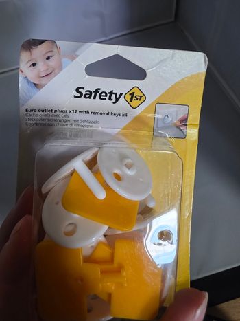 Lot de 12 caches-prises Safety 1st avec 4 clés