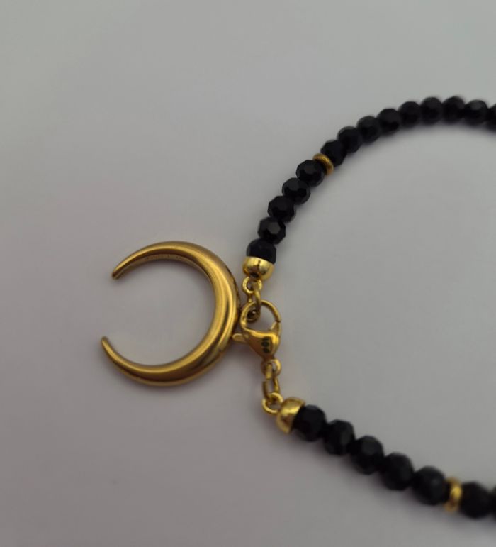 Bracelet petites perles noires et breloque lune - photo numéro 3