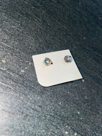 Paire de boucles d oreille clous strass iridescent