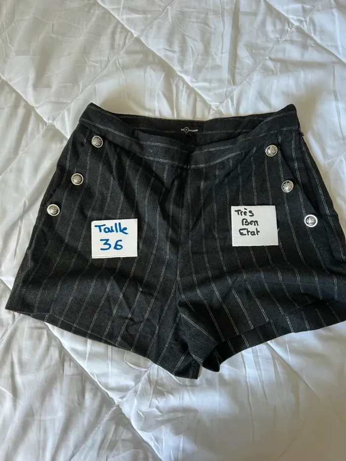 Short noir à rayures