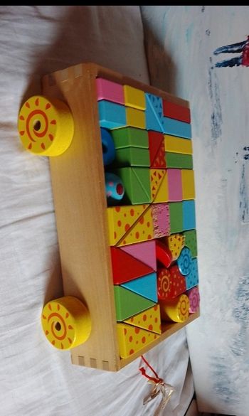 Chariot de cubes en bois .