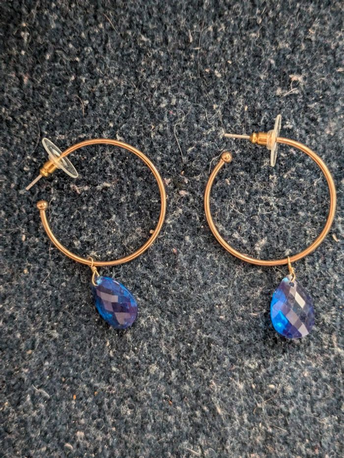 Créoles avec une perle bleue