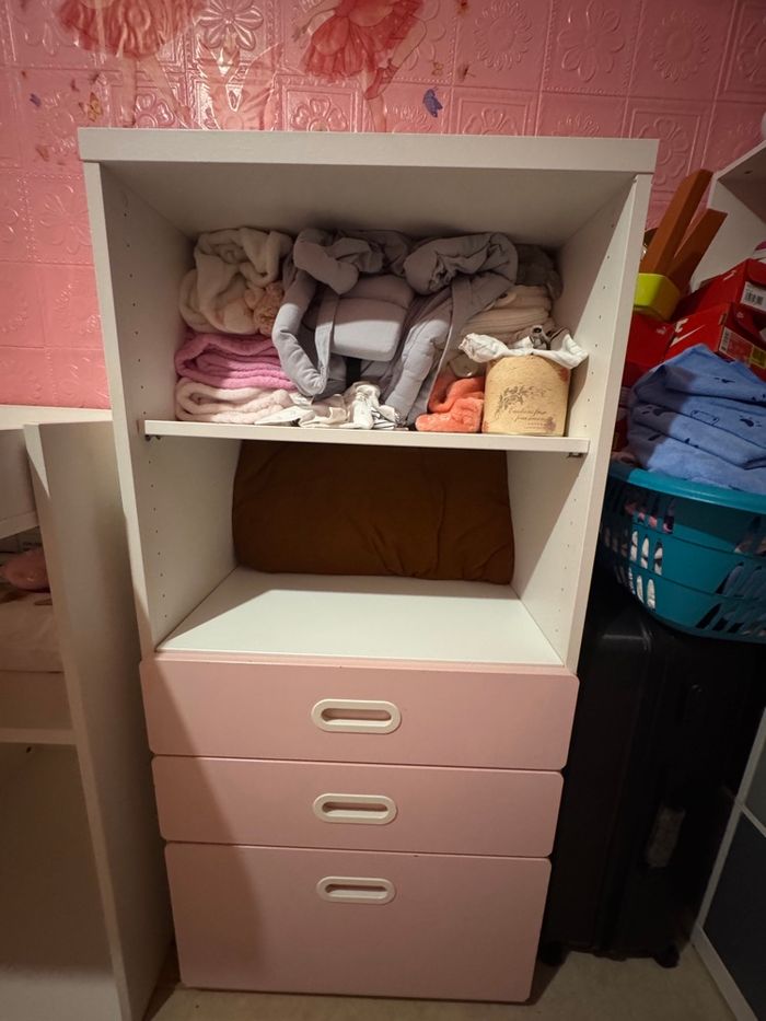 Étager avec tiroirs pour bébé