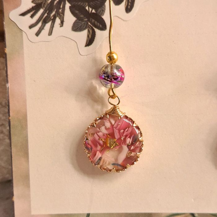 Boucles d'oreilles pendante en résine rose et doré - photo numéro 3