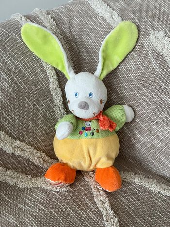 Peluche doudou 23cm mots d’enfants lapin vert et jaune très bon état