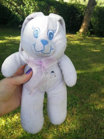 Peluche doudou lapin mauve avec le ruban