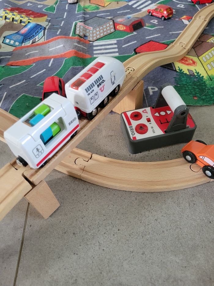 Circuit train et garage bois - photo numéro 2