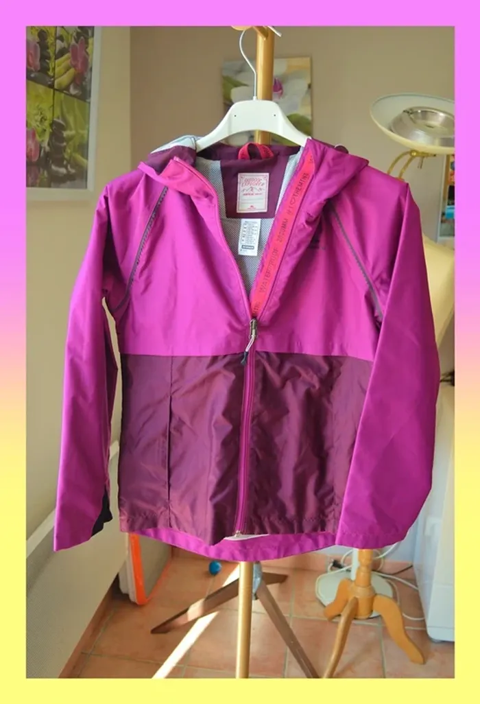 Veste coupe-vent Decathlon 8 ans fuchsia très bon état