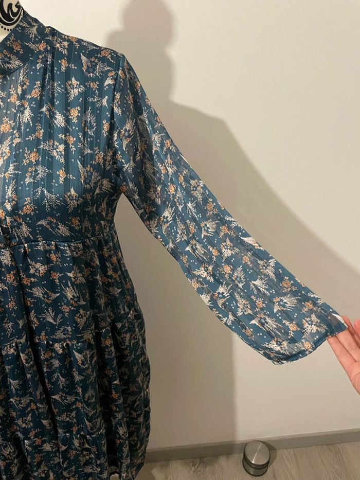 Robe à manches longues en voile doublé bleu satinée à motifs beige col V rue des Abbesses taille 38 - photo numéro 7