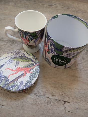 Boîte à thé avec sa tasse