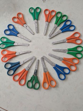 Lot de 10 paires de ciseaux enfants inox à bouts ronds.