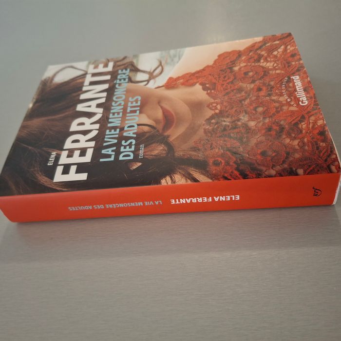 Livre "La vie mensongère des adultes" - roman de Elena Ferrante - Format broché - Editeur Gallimard - photo numéro 2