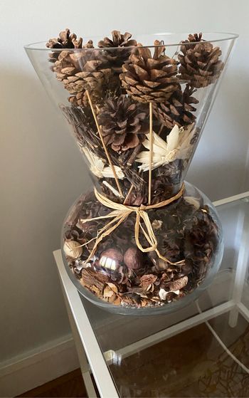 Un grand vase en verre transparent