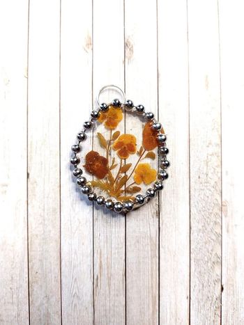 Magnifique pendentif en résine avec fleurs séchées