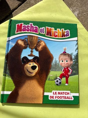 Livre Masha et Michka Le match de football