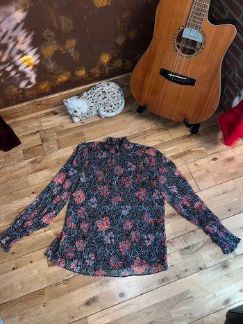 Belle blouse noire motifs fleuris très bon état nafnaf 36