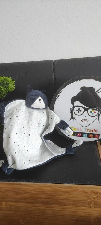 Doudou plat Chat bleu marine blanc étoiles vertbaudet turquoise plat carré Pois