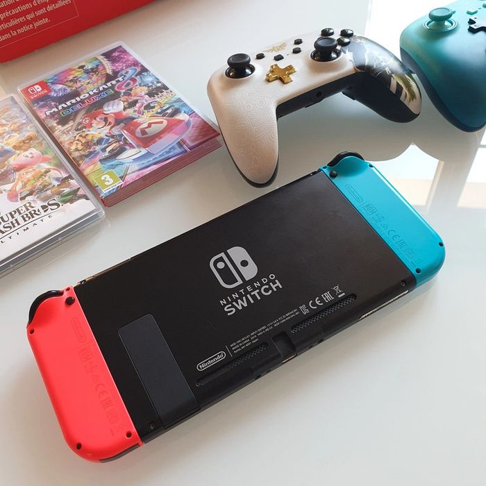 Switch complète + 2 jeux + 2 manettes - photo numéro 4