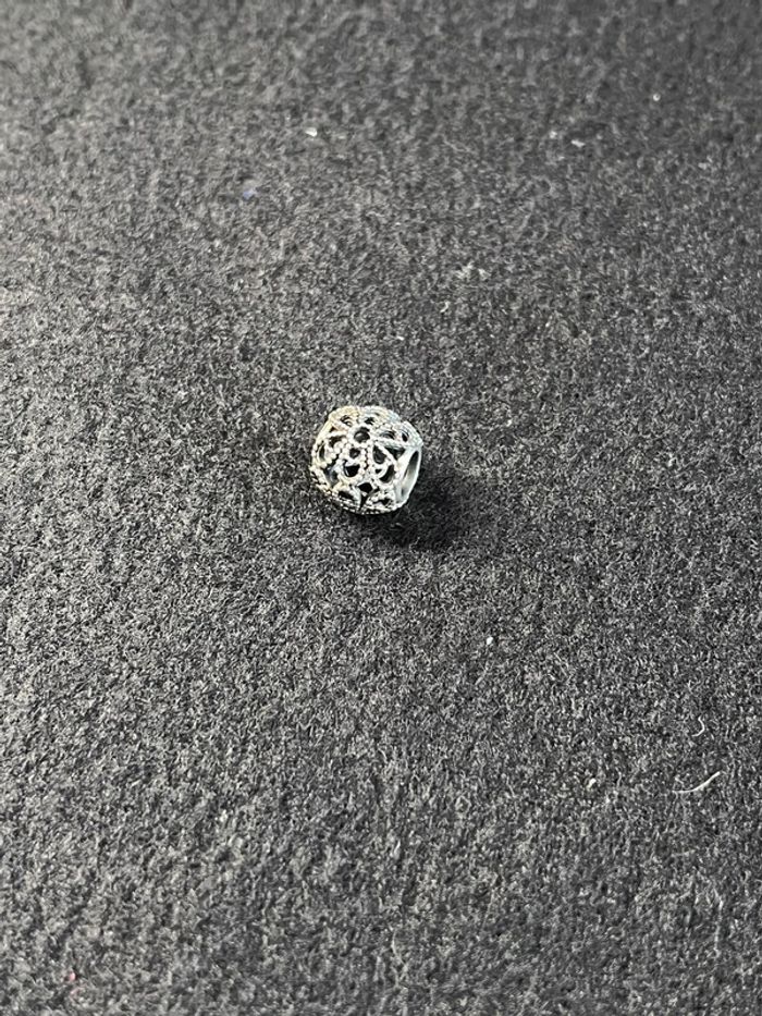 Pandora charm fleur ajouré