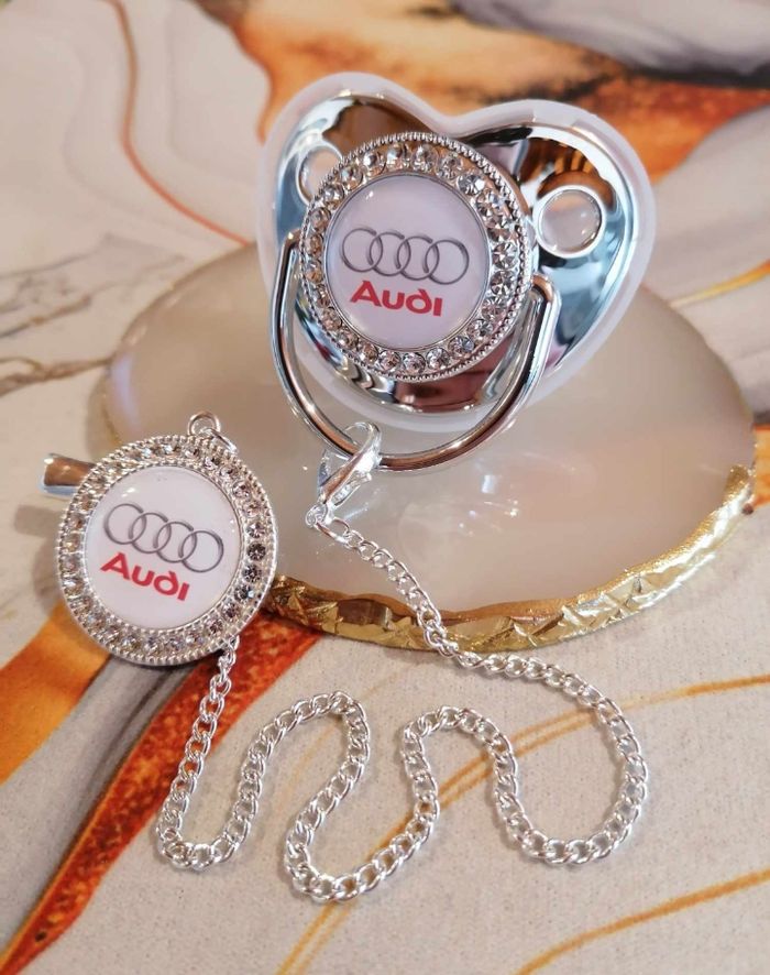 Tétine argenté Audi blanc