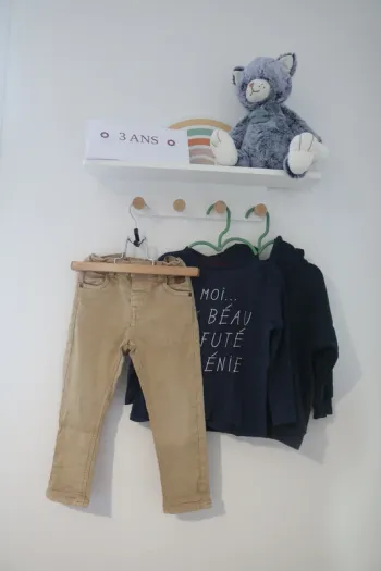 Ensemble hatu DPAM, pantalon Gémo et gilet Primark 3 ans