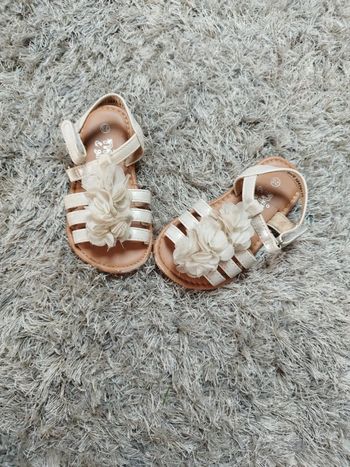 Sandales fille fleur blanches 23