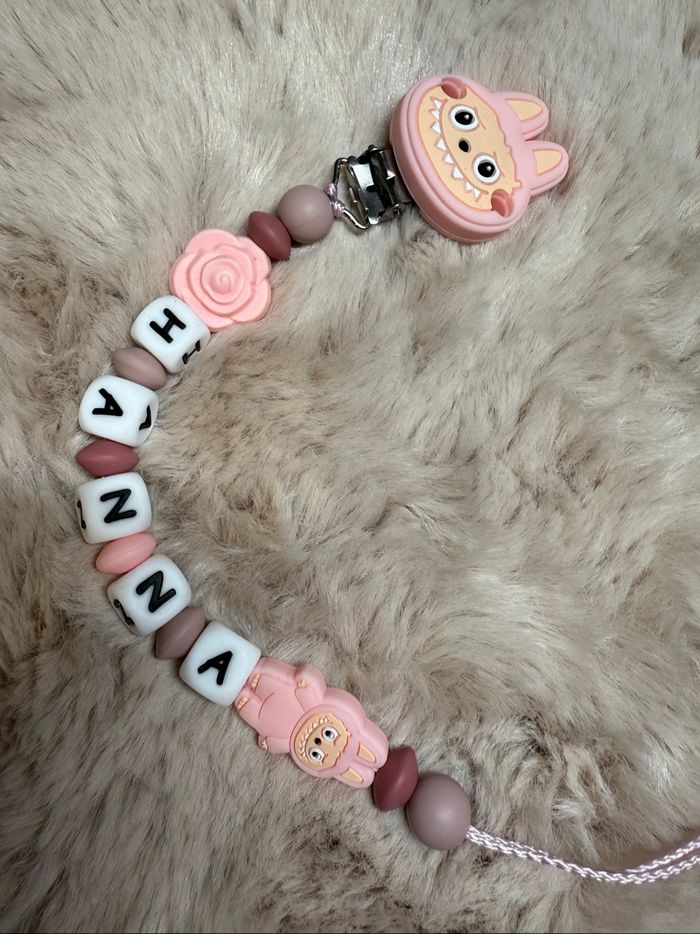 Attache tétine labubu