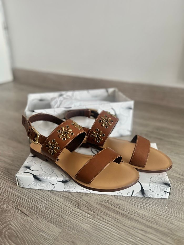 Sandales plates marrons