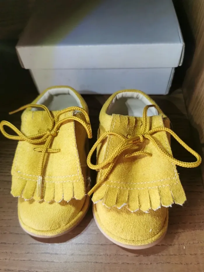 Chaussures bébé couleur moutarde. - photo numéro 2