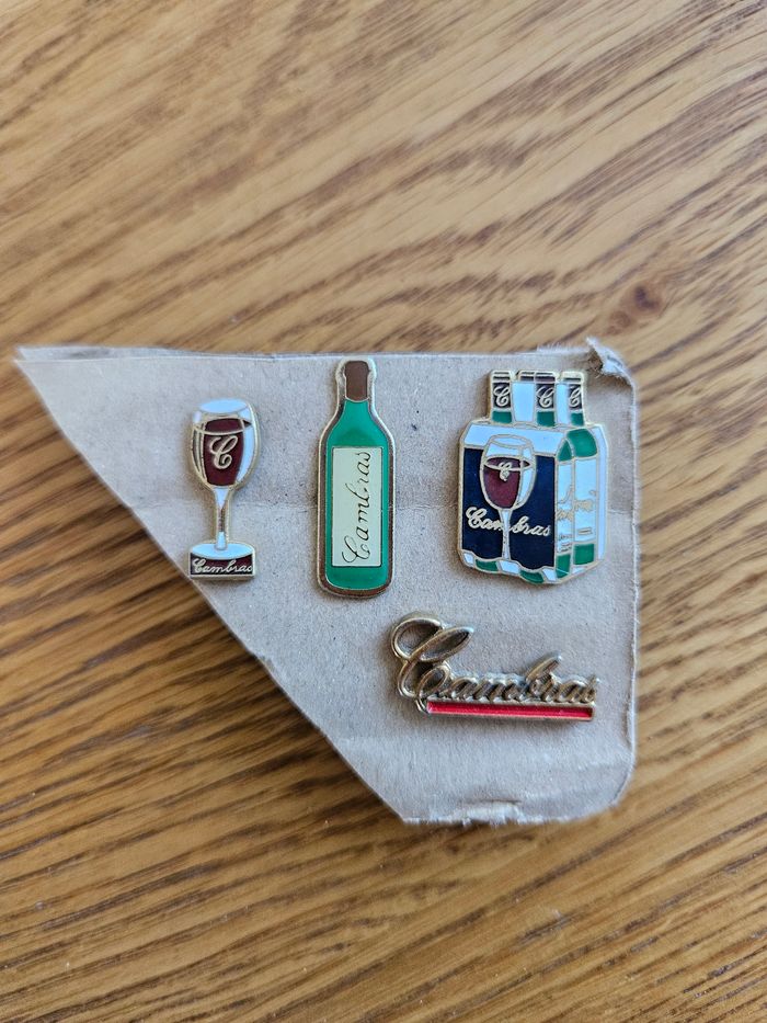 Lot de pin’s Cambras vin