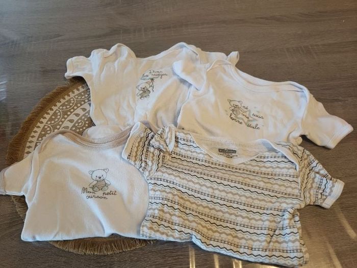 Lot de 4 bodies manches courtes 18 mois / 81 cm