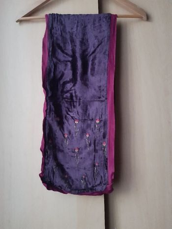 Écharpe violet foncé en velours