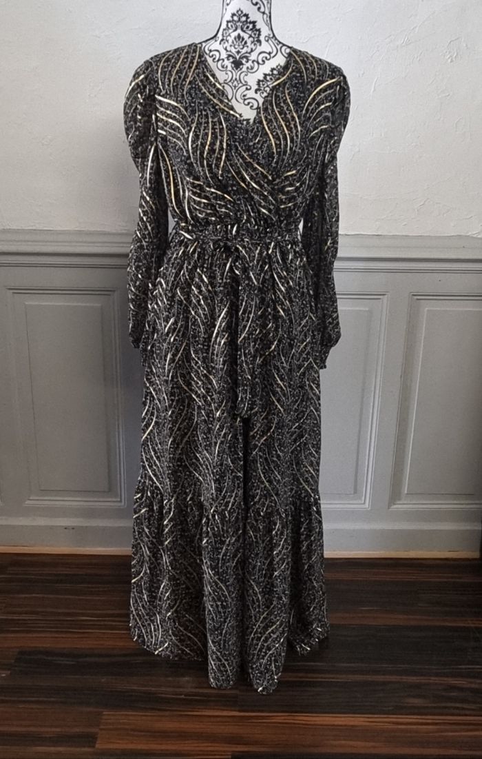 robe longue d'été ou cérémonie fluide noir fleuri et or
Taille 40/42 - photo numéro 2