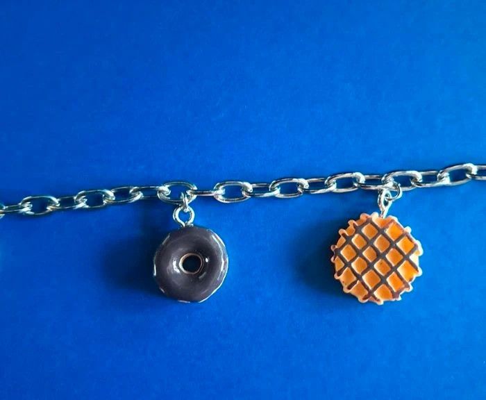 Bracelets NEUFS avec perles et breloques - photo numéro 7