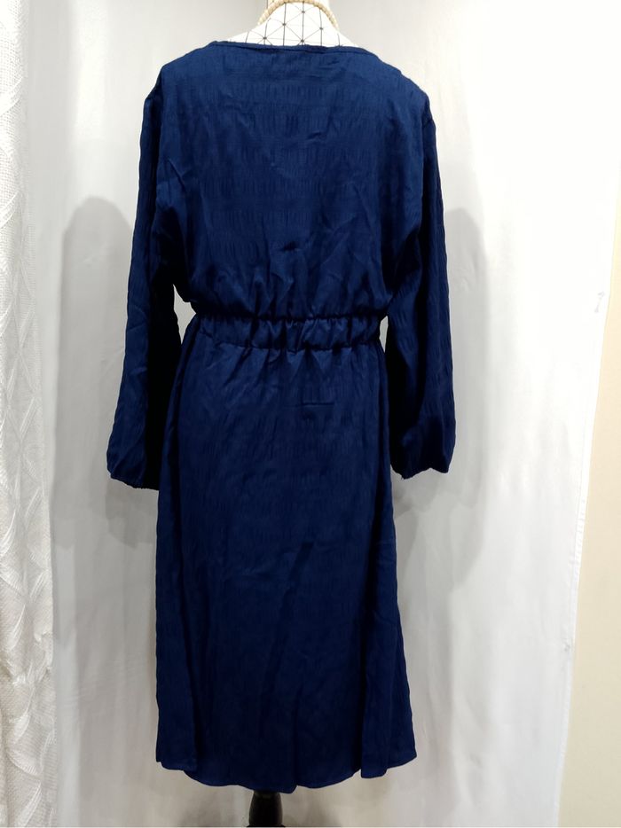 Robe bleue élégante grande taille à col en V avec détail nœud – chic et fluide, toutes saisons - photo numéro 3