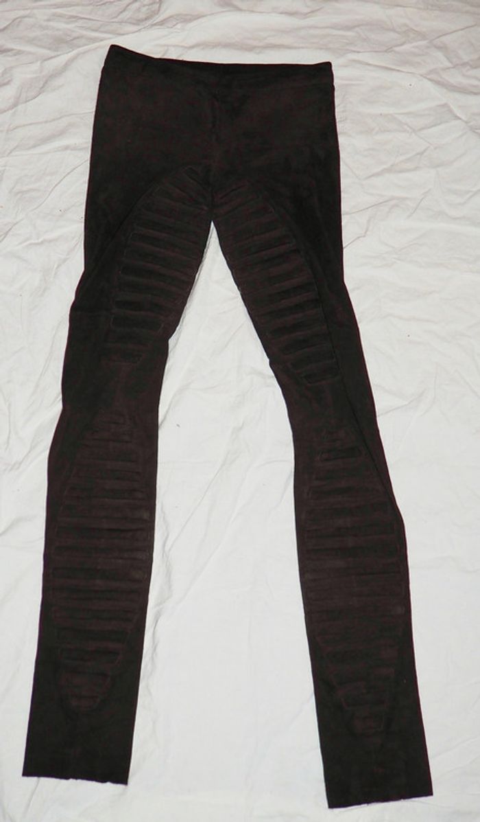 slim en daim Fendi marron valeur 1700 euros