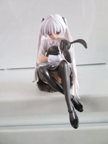 Figurine manga fille assise et sa peluche