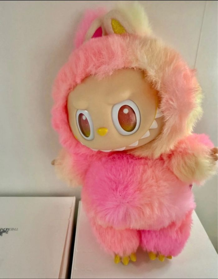 Big into Energy labubu jaune et rose