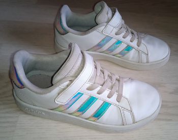 Baskets blanches à bandes argentées Adidas P. 31