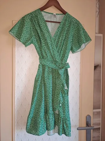 Robe à volants femme verte 36/38 avec ceinture comme neuve new collection 5eme saison