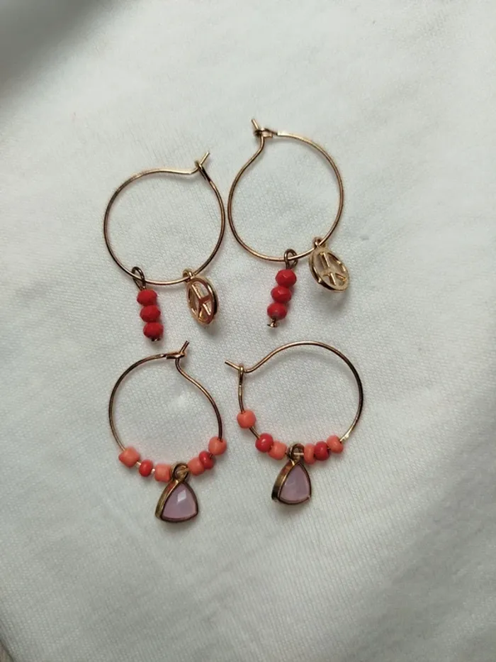 Lot de deux boucles d'oreilles - petite créoles avec perles de rocailles et charmes - photo numéro 2